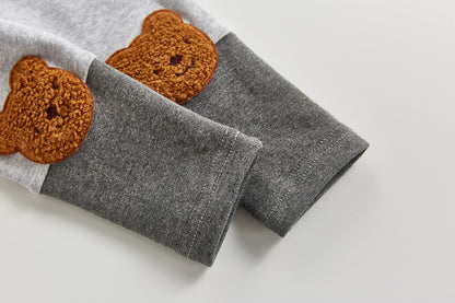 伸びの良い総ゴムウエストが分かる子ども用くまワッペンパンツのウエスト部分
