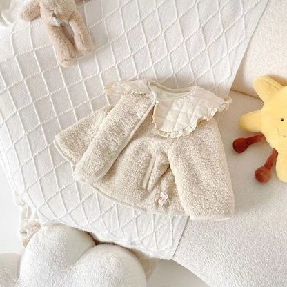 フリル襟が可愛いミルキーホワイトのアウター
