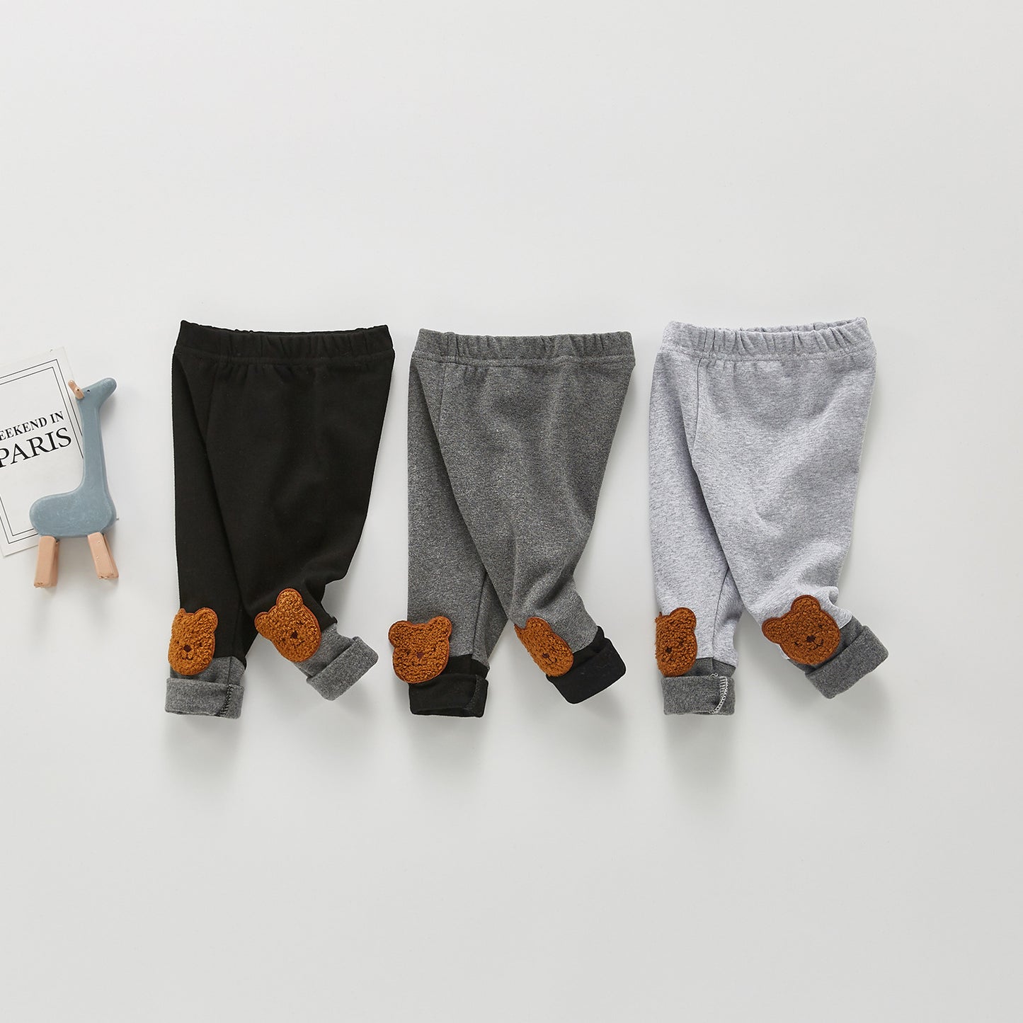 コットン95パーセント素材のやわらかな風合いが分かる子どもパンツ生地アップ
