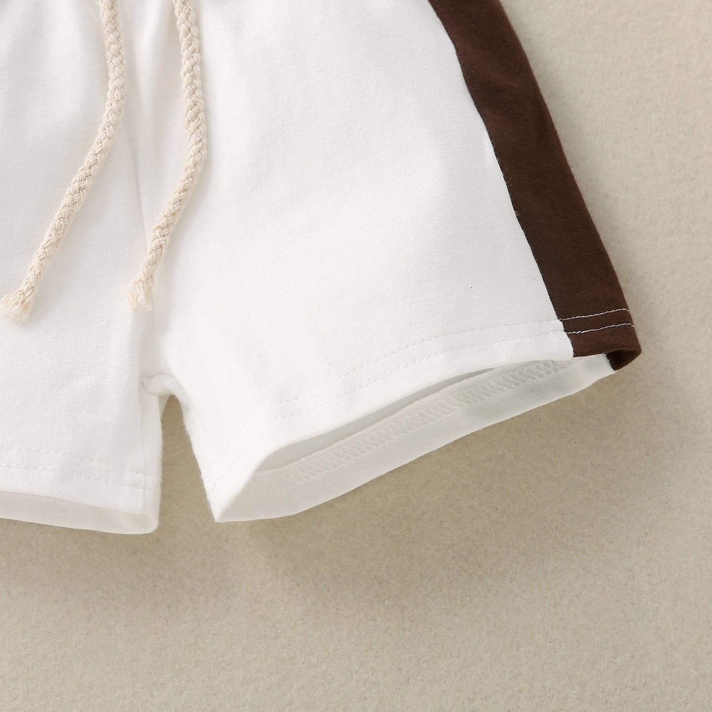 ショートパンツのサイド配色と裾デザインがわかるディテール
