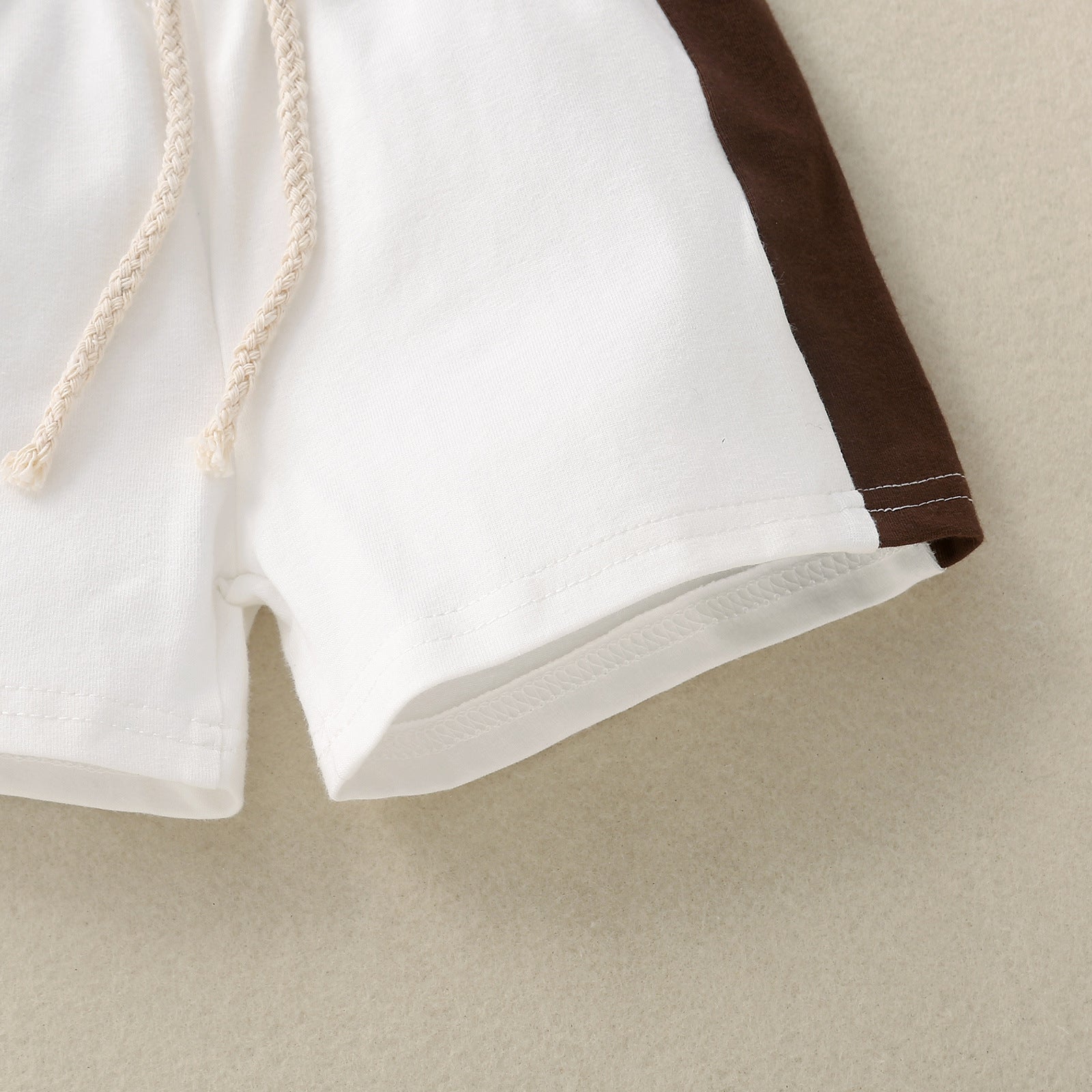 ショートパンツのサイド配色と裾デザインがわかるディテール
