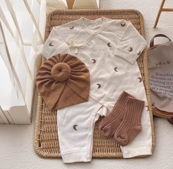 ホワイト系ムーン柄ベビーロンパースの胸元ディテールを写したクローズアップ
