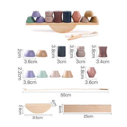 子どもがひも通しパーツを紐に通している手元のアップ写真
