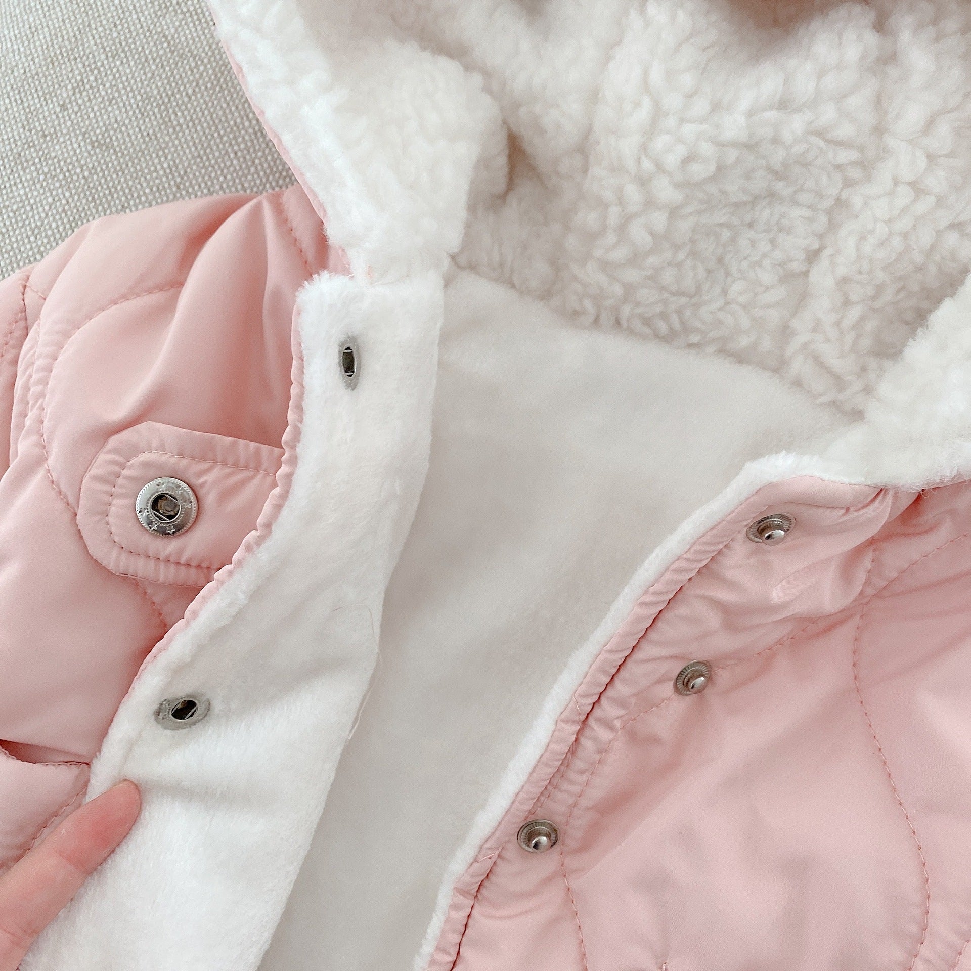 女の子用冬アウターの質感ディテール
