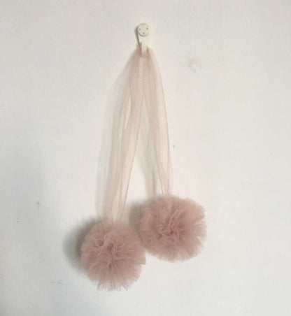 同系色のふわふわポンポンを2つ束ねて壁に掛けた、天蓋とコーディネートできるデコレーション小物の写真（ポンポン ウォールデコ）
