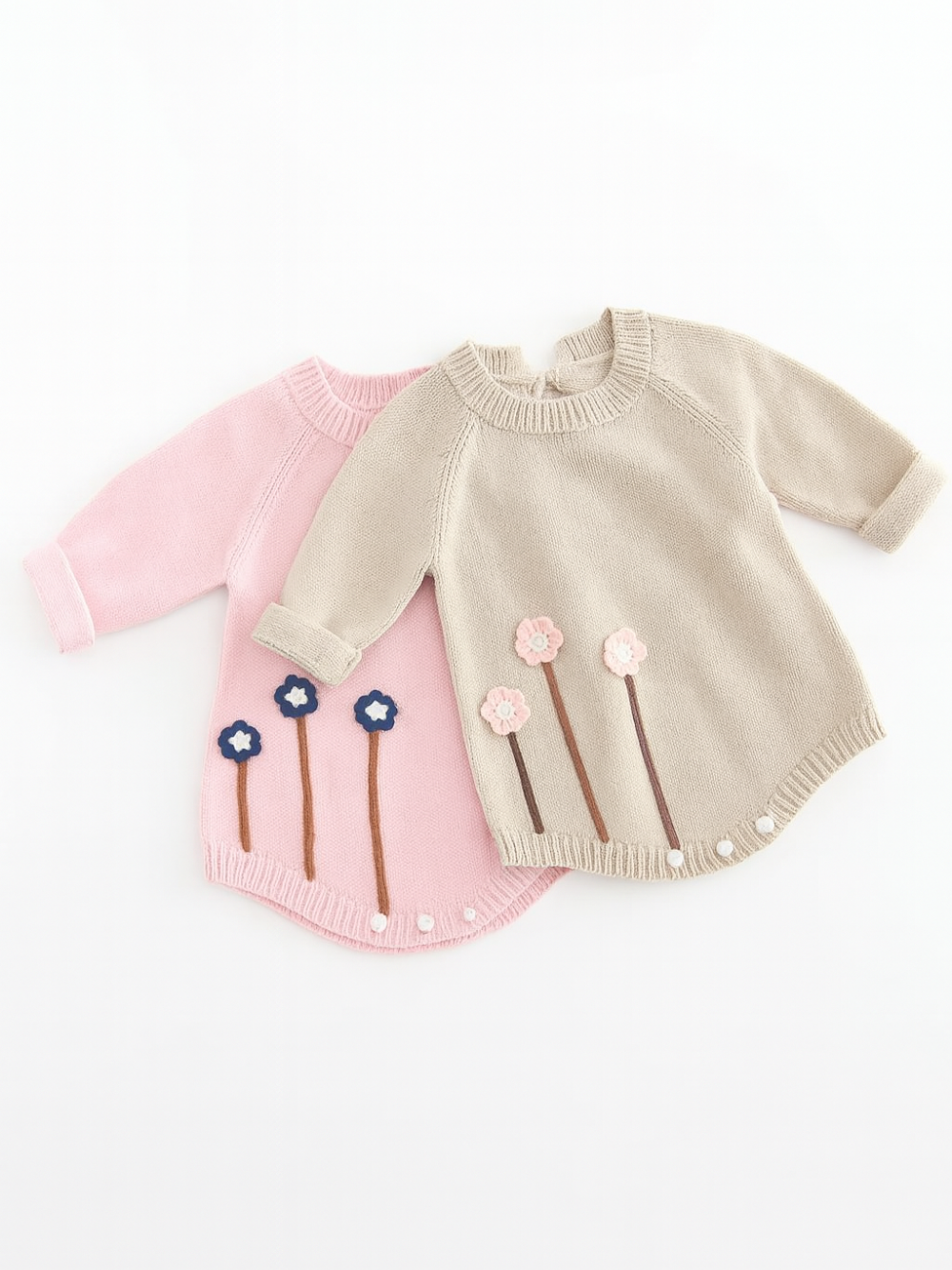 ベージュとピンクのニットベビーボディスーツを重ねて並べた正面イメージ
