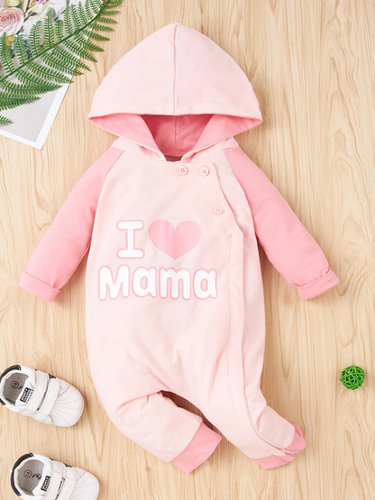 I LOVE MAMAロゴ入りピンクフード付きベビーカバーオールの全体イメージ
