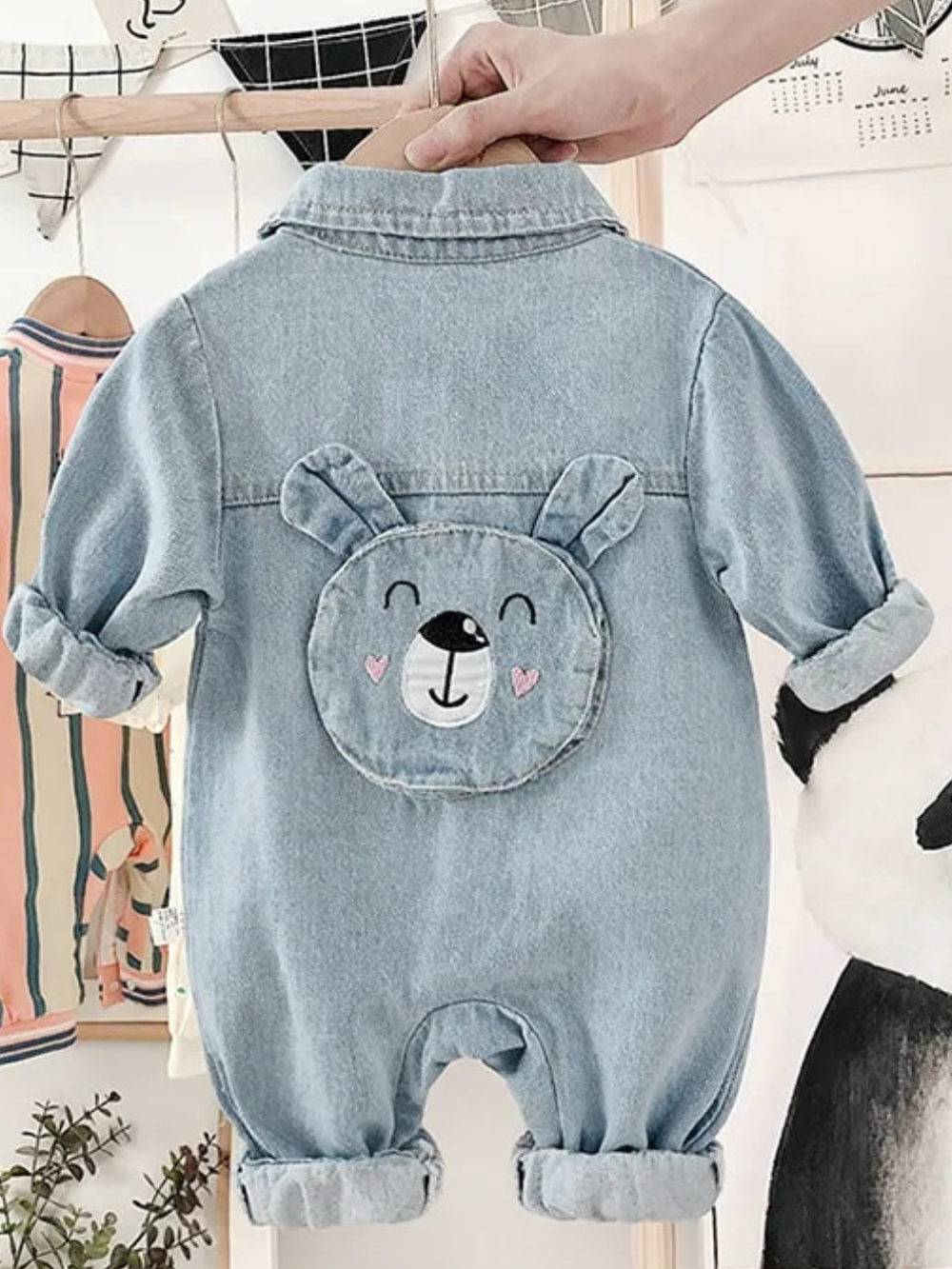 くまフェイスポケットがポイントのデニム風長袖ベビーロンパース後ろ姿
