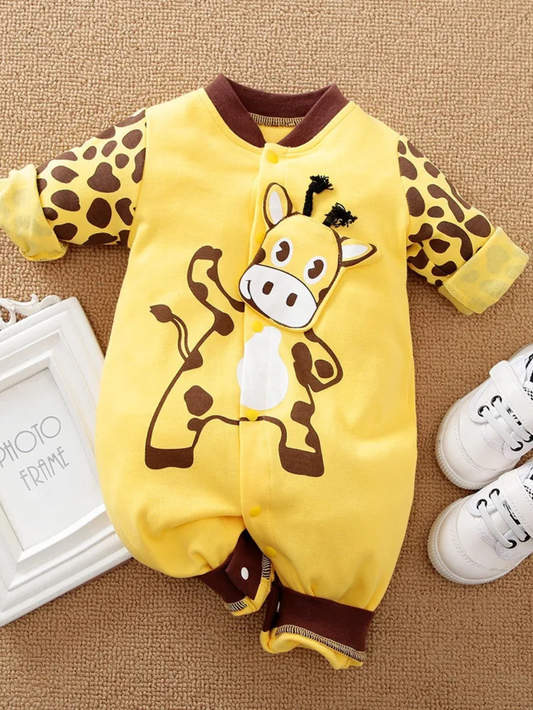 大きなキリンプリントが目立つイエロー長袖ベビーロンパースのフラットレイコーデ
