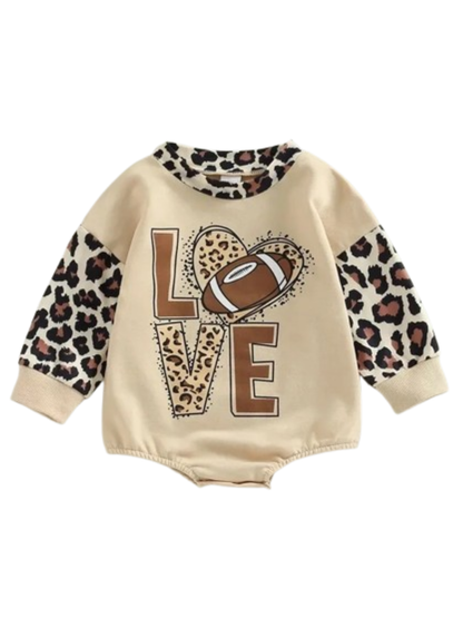 レオパード柄スリーブとLOVEフットボールプリントが特徴のベージュ三角ベビーロンパース正面

