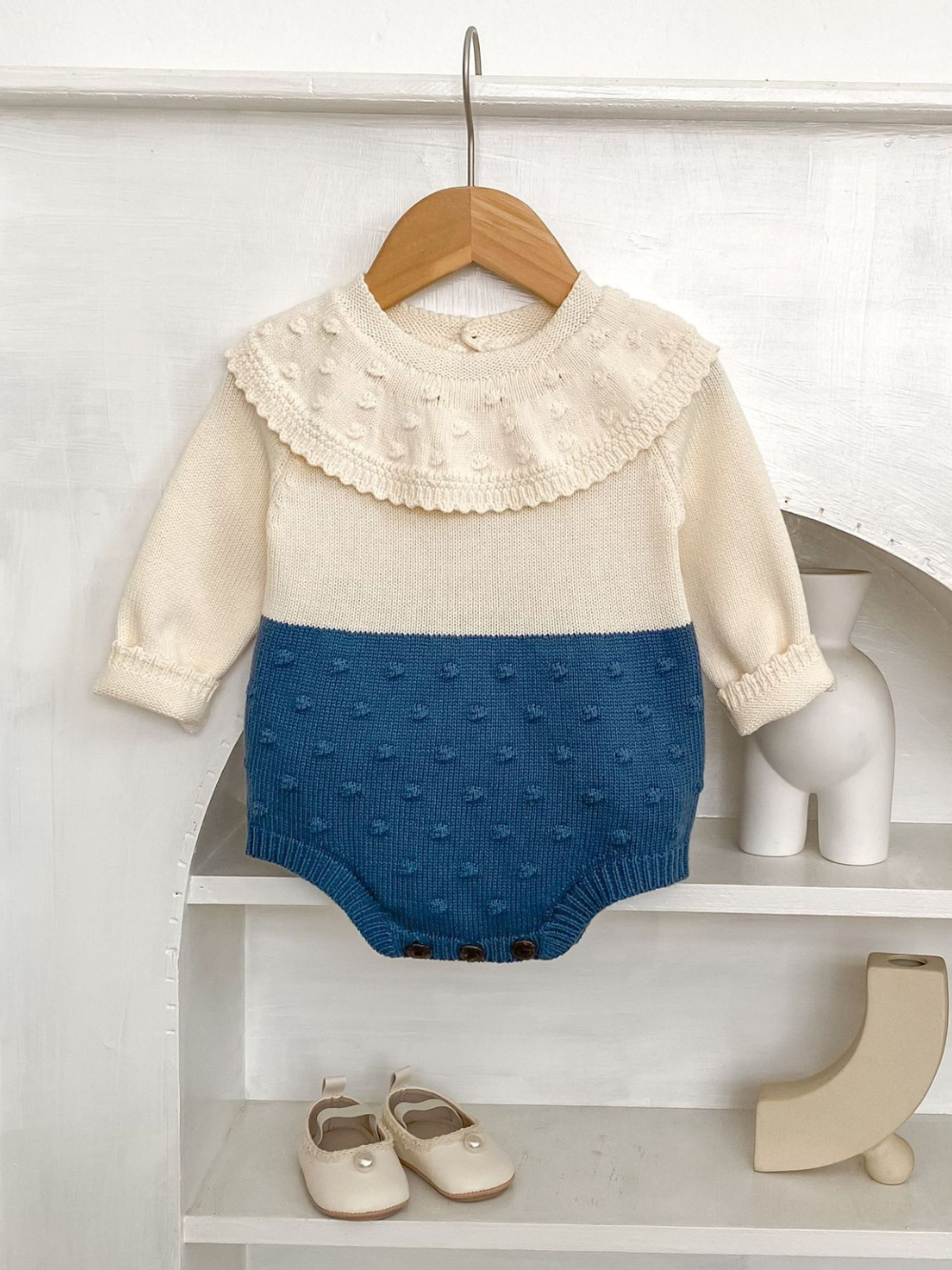 ホワイトとブルー配色のプルオーバー風ベビーロンパース前面アップ
