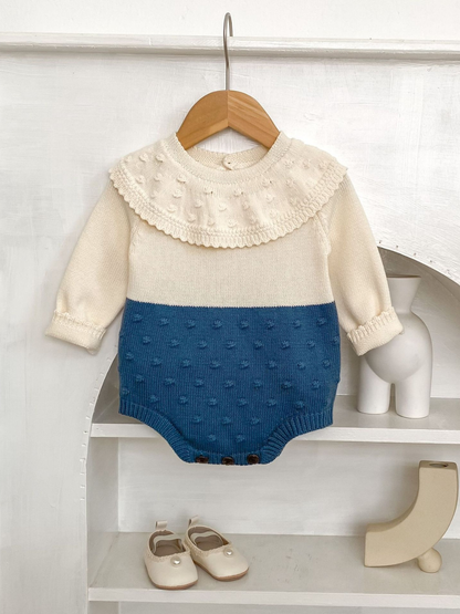 ホワイトとブルー配色のプルオーバー風ベビーロンパース前面アップ
