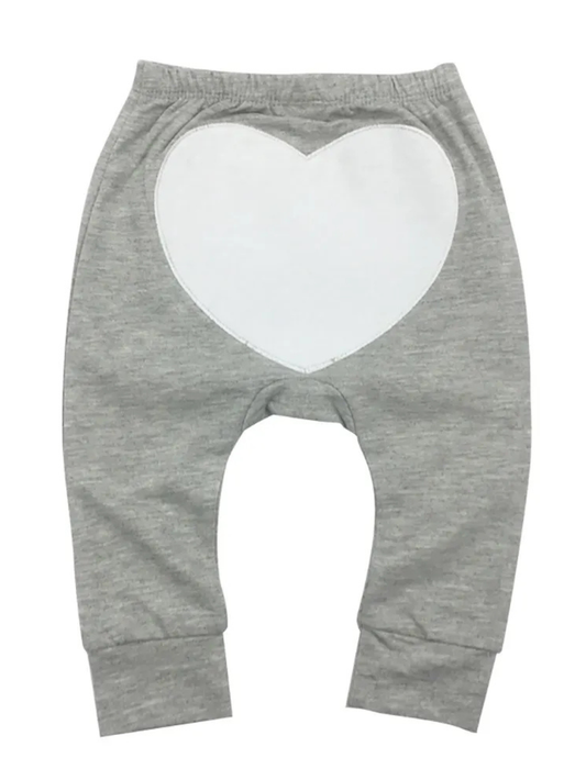 おしり部分に大きな白いハートアップリケが付いたグレーのベビーハーレムパンツ 後ろ向き全体（ベビーパンツ ハート柄 コットン）
