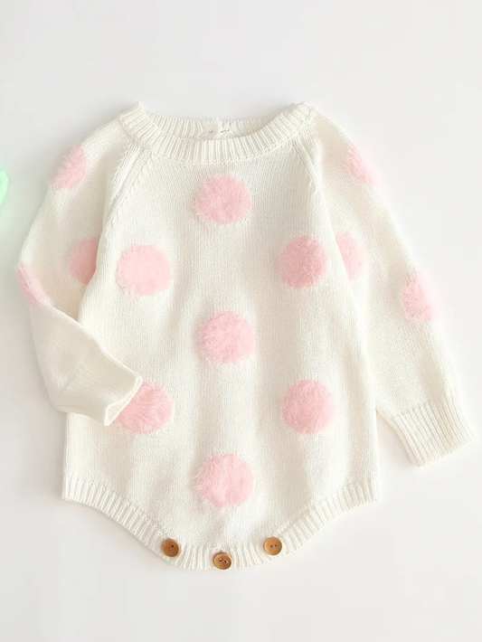 ホワイト地にピンクドットが並ぶニットベビーボディスーツ正面
