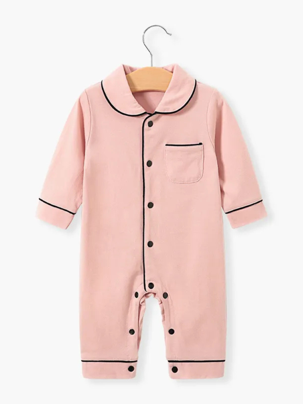 パイピング入りピンク長袖ベビーロンパースのフロントデザイン
