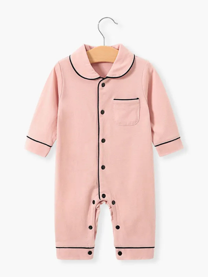 パイピング入りピンク長袖ベビーロンパースのフロントデザイン
