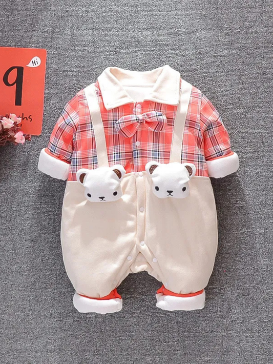レッドチェック柄トップとクマポケット付きボトムの長袖ベビーロンパース前面デザイン
