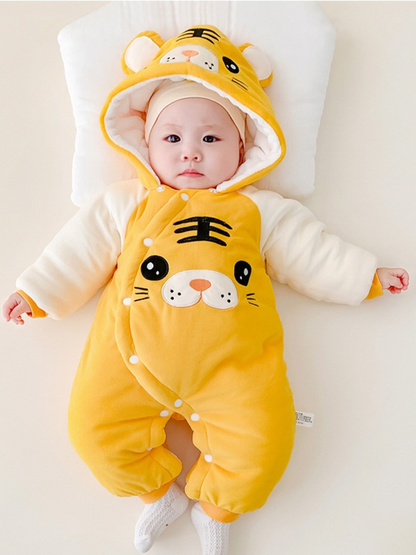 イエロータイガー着ぐるみ風厚手カバーオールを着て仰向けに寝ている赤ちゃんの全身ショット

