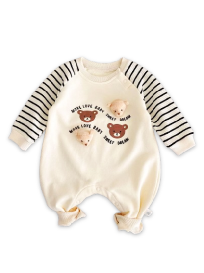 アプリコットカラーのテディベアプリント長袖ベビーカバーオール正面デザイン
