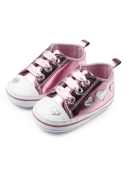 ピンクのハートモチーフ付きベビーPUレザーシューズを斜め前から撮影した写真
