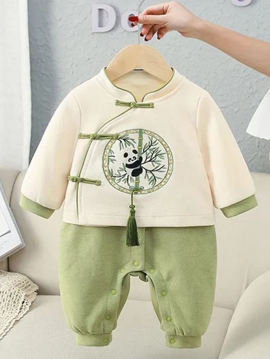 中国風ディテールが映える長袖ベビーカバーオールの正面全体イメージ
