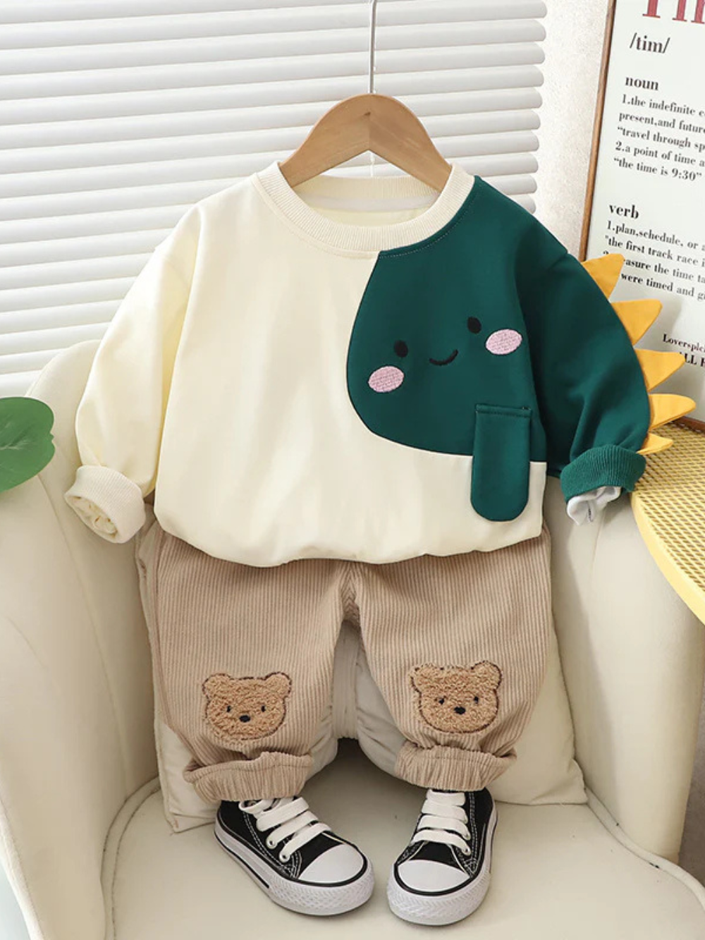 グリーンのキャラクタープリント長袖スウェットとくま膝パッチ付きパンツの上下セット正面
