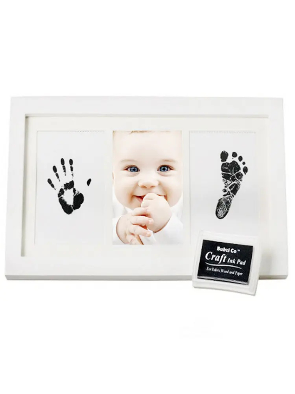 新生児の手形と足形、中央に赤ちゃんの写真を配置した白い木製フォトフレーム正面画像（新生児 手形足形 フォトフレーム メモリアルギフト）
