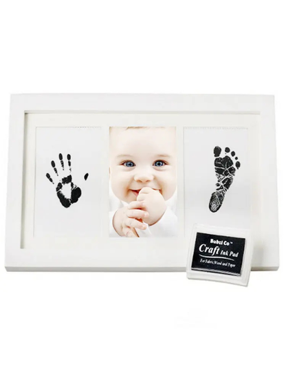 新生児の手形と足形、中央に赤ちゃんの写真を配置した白い木製フォトフレーム正面画像（新生児 手形足形 フォトフレーム メモリアルギフト）
