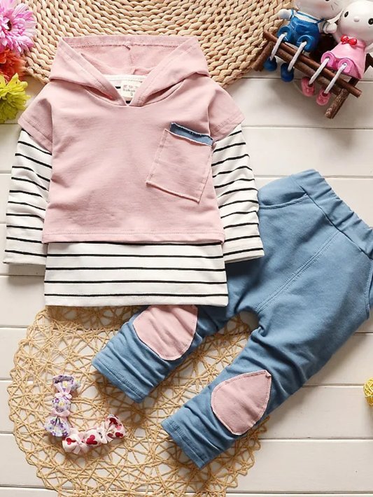 ボーダー袖ピンクフード付きトップスとひざパッチ付きブルーパンツの子どもセットアップ正面フラットレイ
