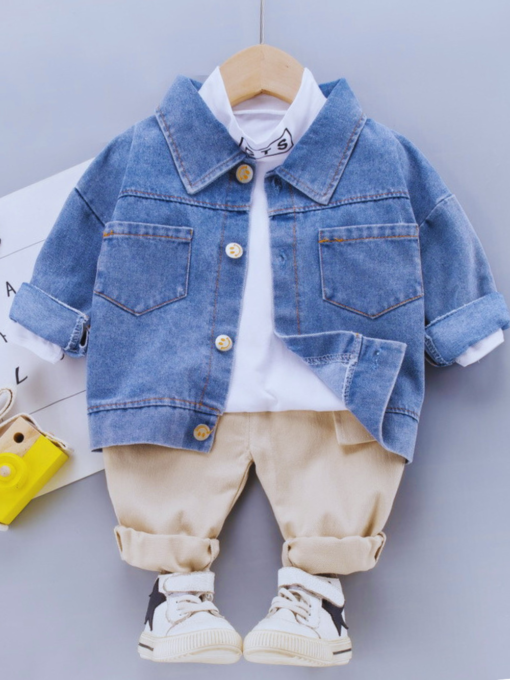 デニムジャケットと白トップス、ベージュパンツを合わせたキッズ3点セット正面フラットレイ
