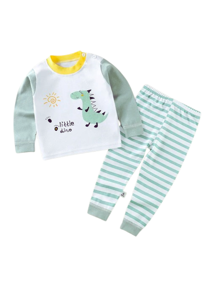 恐竜プリント長袖トップスとグリーンボーダーロングパンツの子どもパジャマセット正面フラットレイ
