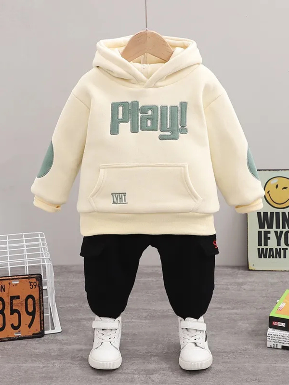 クリームベージュの「Play!」ロゴ入りフードスウェットとブラックパンツの男の子セットアップ正面
