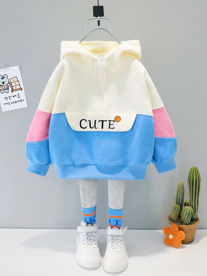 アイボリーとパステルブルー配色のフード付きトレーナーとグレータイツを合わせた女の子セットアップ正面
