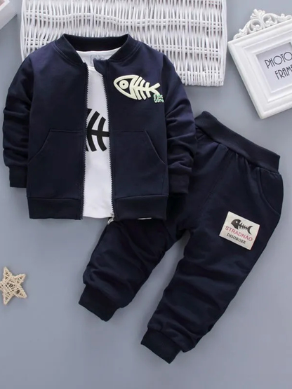 ブラックの子ども3点セットアップ上下とさかなプリントトップスのフルコーデ画像
