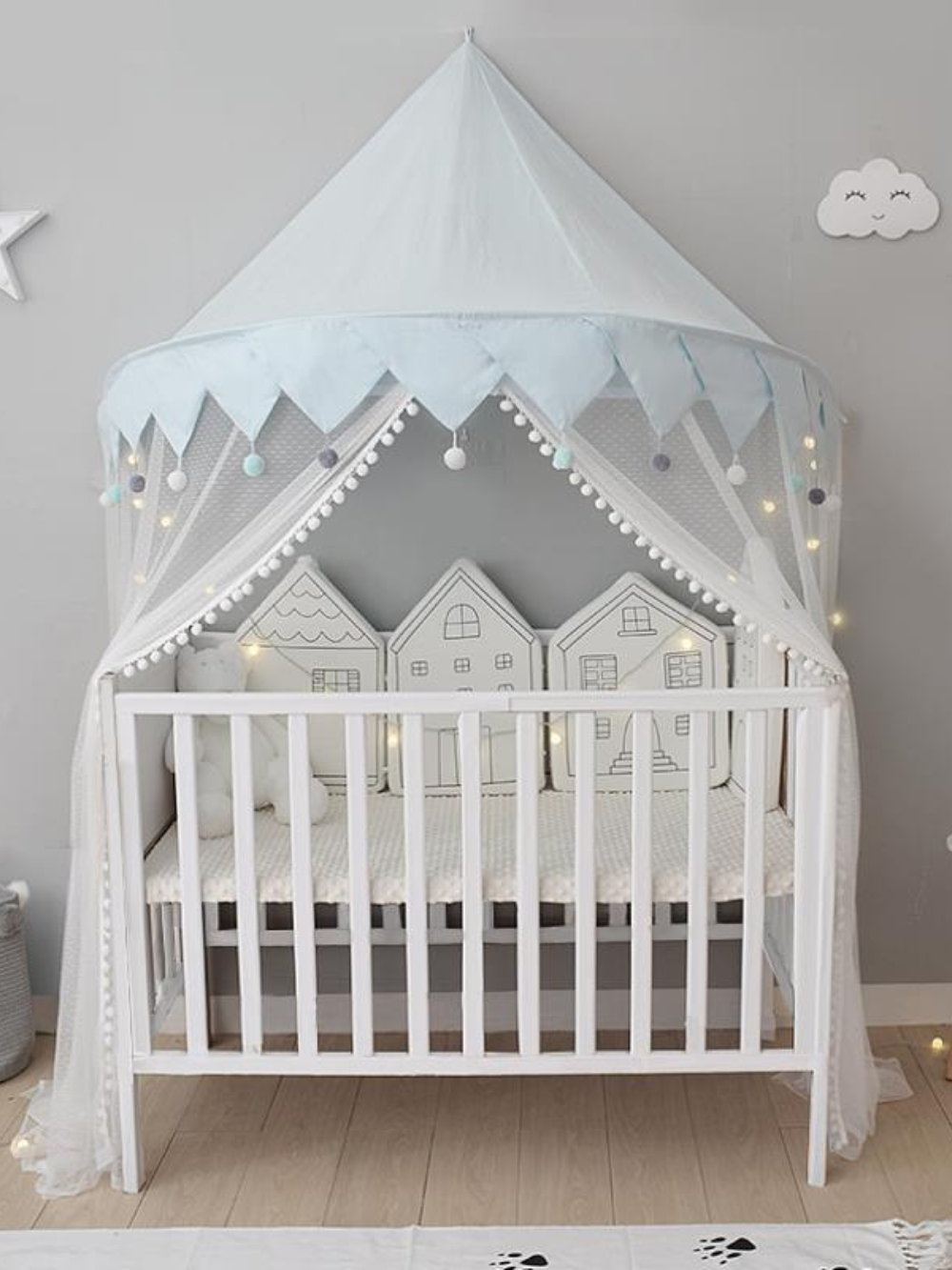 白いベビーベッドに水色とホワイトの天蓋蚊帳キャノピーをかけた子ども部屋コーデ（ベビーベッド用コットン天蓋）
