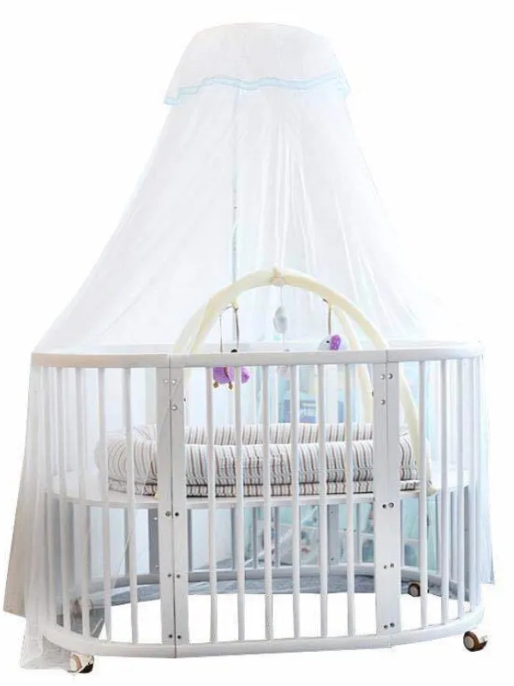 白い円形ベビーベッド全体を包み込むパレス風ベビーベッド用モスキートネットのイメージ（自立式ベビーベッド蚊帳）
