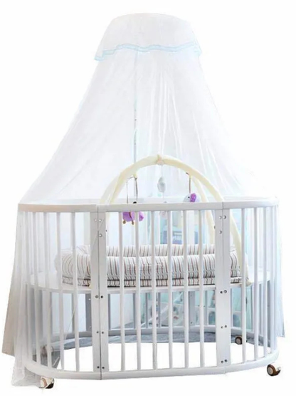 白い円形ベビーベッド全体を包み込むパレス風ベビーベッド用モスキートネットのイメージ（自立式ベビーベッド蚊帳）
