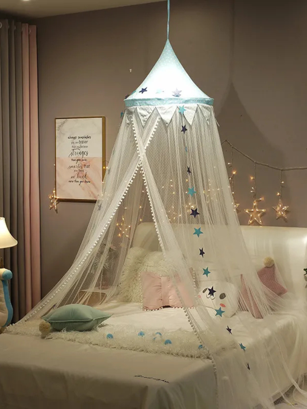 グレーの壁を背景に、水色ドーム型トップと星柄メッシュのベッド蚊帳が白いベッド全体を包み込む夜の子ども部屋イメージ（星柄ドーム型ベッド蚊帳）
