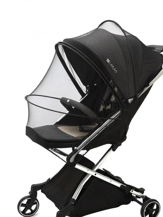 黒いベビーカー全体を覆うブラックメッシュの虫除けカバーを正面から撮影した写真（ベビーカー虫除けネット・ベビーカー蚊帳）
