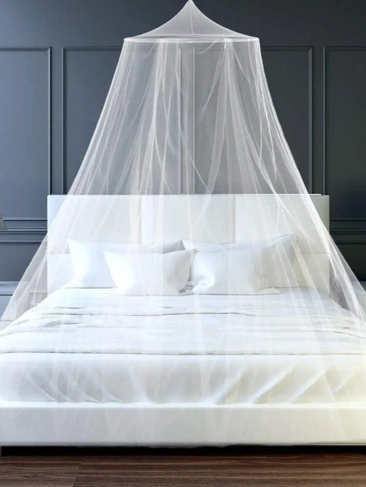 グレーの壁を背景に、白いダブルベッド全体をホワイトドーム型蚊帳がふんわり包み込む寝室の正面写真（ダブルベッド用ホワイト蚊帳）
