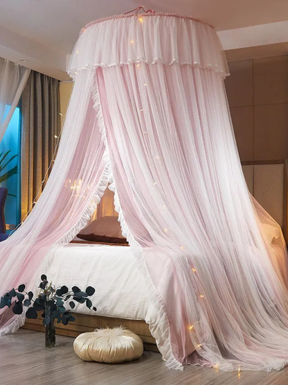 ピンクの二重レースドーム蚊帳にストリングライトを巻き付けたベッドまわりのロマンチックなコーディネート（プリンセスドームベッド蚊帳）
