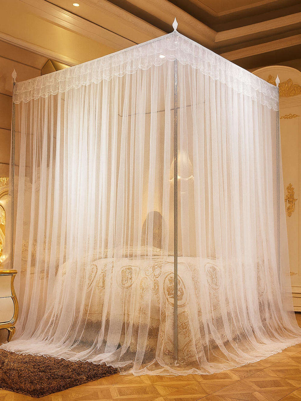 ホワイトのパレス風ベッド蚊帳が床までたっぷり垂れ下がり、ダブルベッド全体をふんわり包み込む寝室の正面写真（ホワイトパレスベッド蚊帳）
