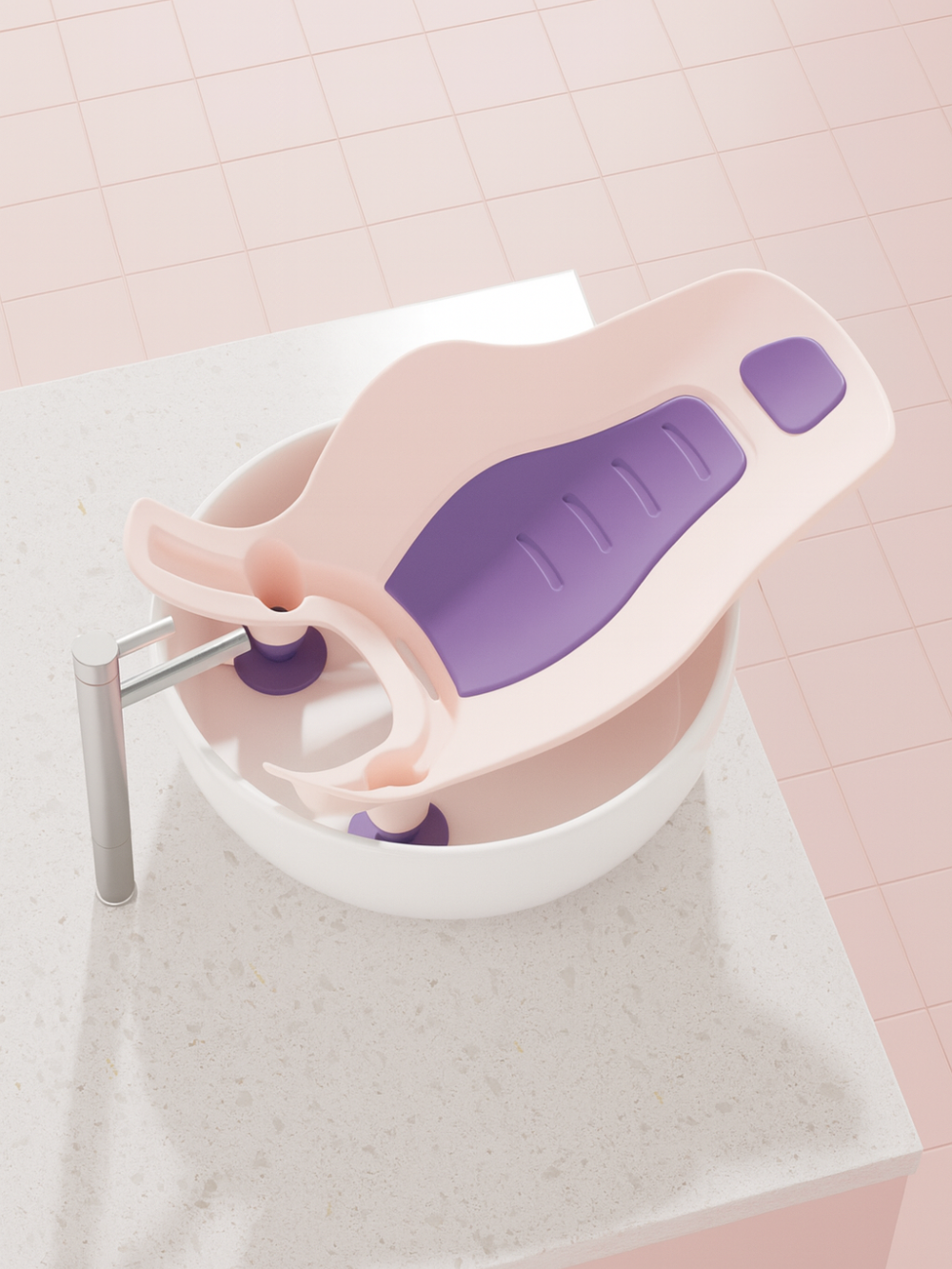 洗面ボウルの上に設置したピンク×パープルのベビーおしり洗いサポートバスチェアとリンスボトルのセットを斜め上から撮影した写真（PP・TPE製ベビーおしり洗い台）
