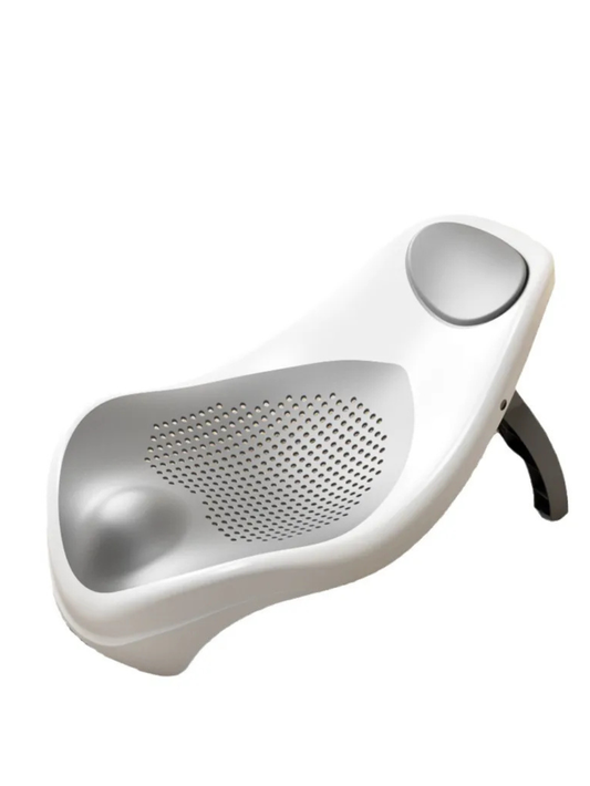 白い背景の上に単体で置かれたグレーシートのベビーバスチェアを斜め前から撮影した商品写真（折りたたみバイオニックベビーバスチェア）
