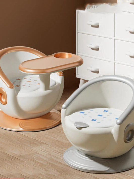 木目フロアの上にリキッドゴールドのテーブル付きベビーダイニングチェアとシルバーカラーのチェアを並べて置いた写真（回転式ベビーダイニングチェア2色）
