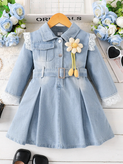 花コサージュが付いた女の子用デニム長袖ワンピースの正面全体
