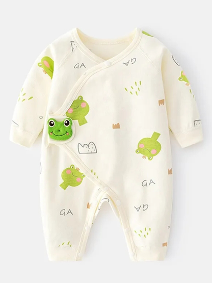 グリーンのカエルモチーフがポイントになったベージュコットン長袖ロングロンパースの全体イメージ
