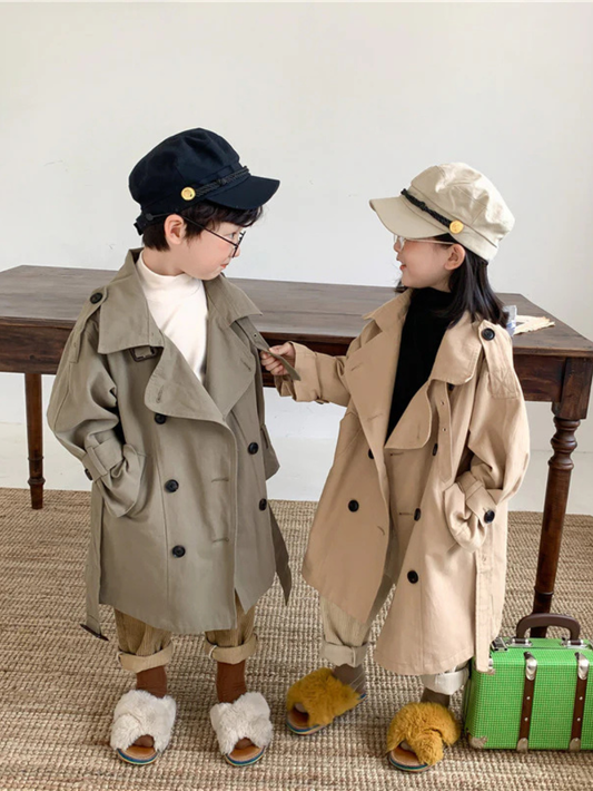 ロング丈のユニセックス子どもトレンチコート正面スタイル
