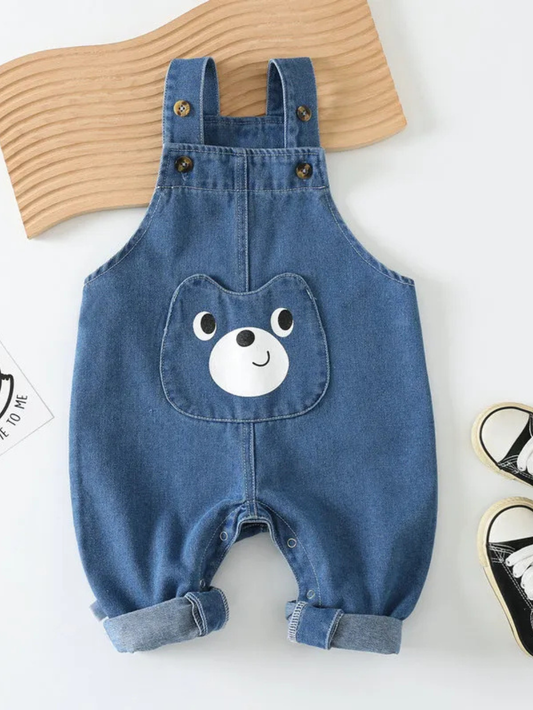 クマポケット付きブルーデニムベビーサロペットをハンガーに掛けた正面ショット
