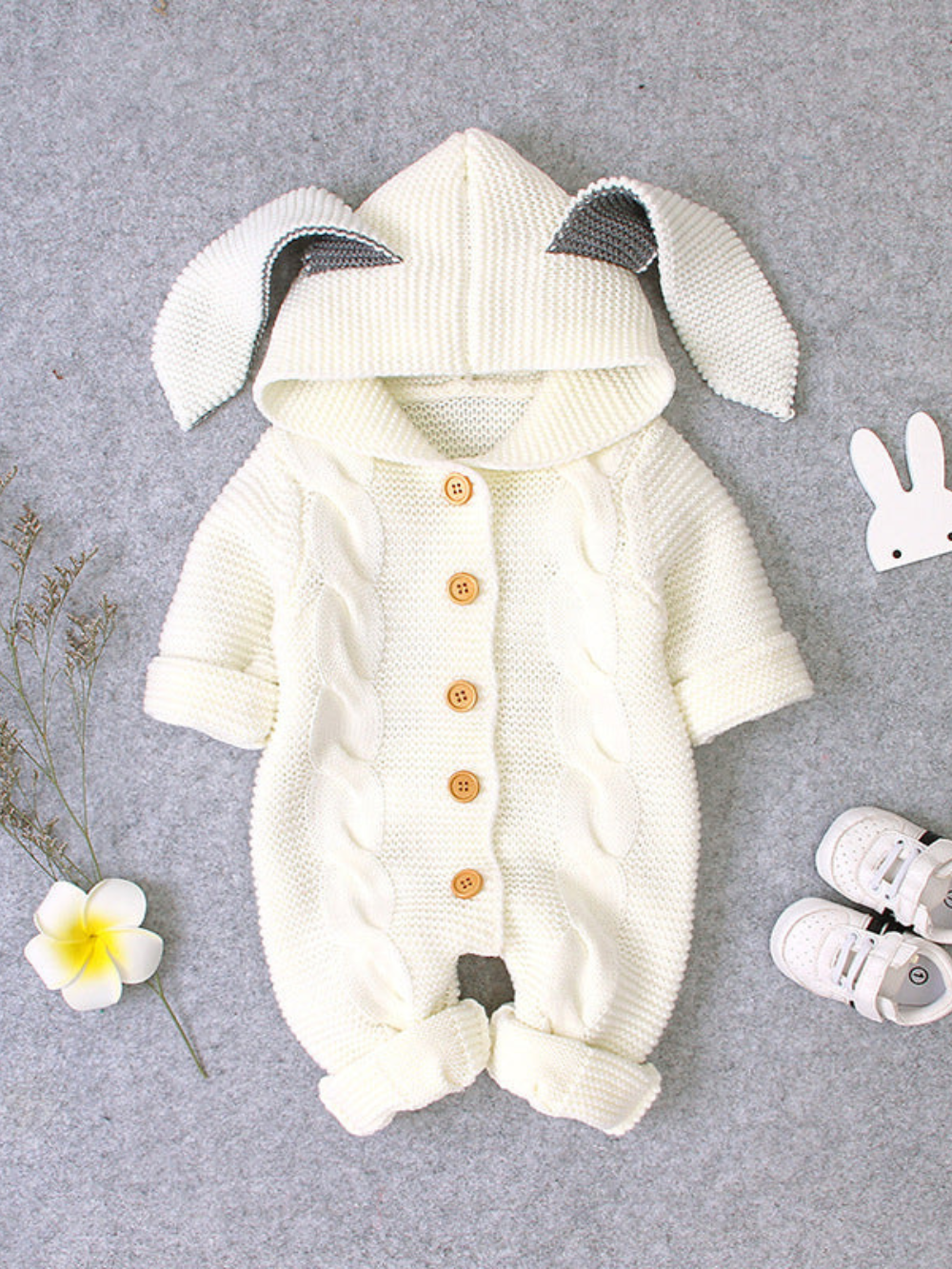 耳付きフード付きベージュニット長袖ベビーロンパースを白背景で撮影した全体画像
